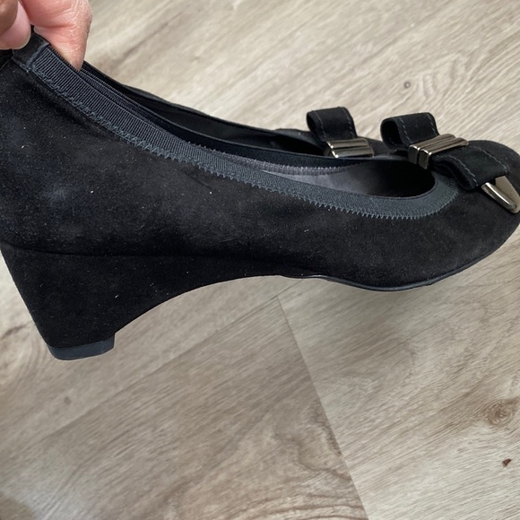 Stuart Weitzman Suede Bow Accent Pumps - Picture 5 of 16